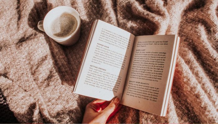Kamu Lebih Suka E-book atau Buku Cetak? Ini Plus-Minusnya!
